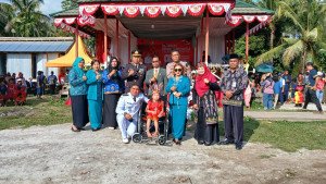 Penampilan Peserta didik SKHN Tumbang Samba Memeriahkan HUT Ke-80 RI Foto bersama Camat Katingan tengah