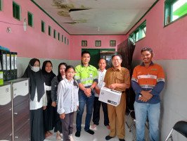 Pemberian Bantuan LCD Proyektor dari Perusahaan PT. KBK